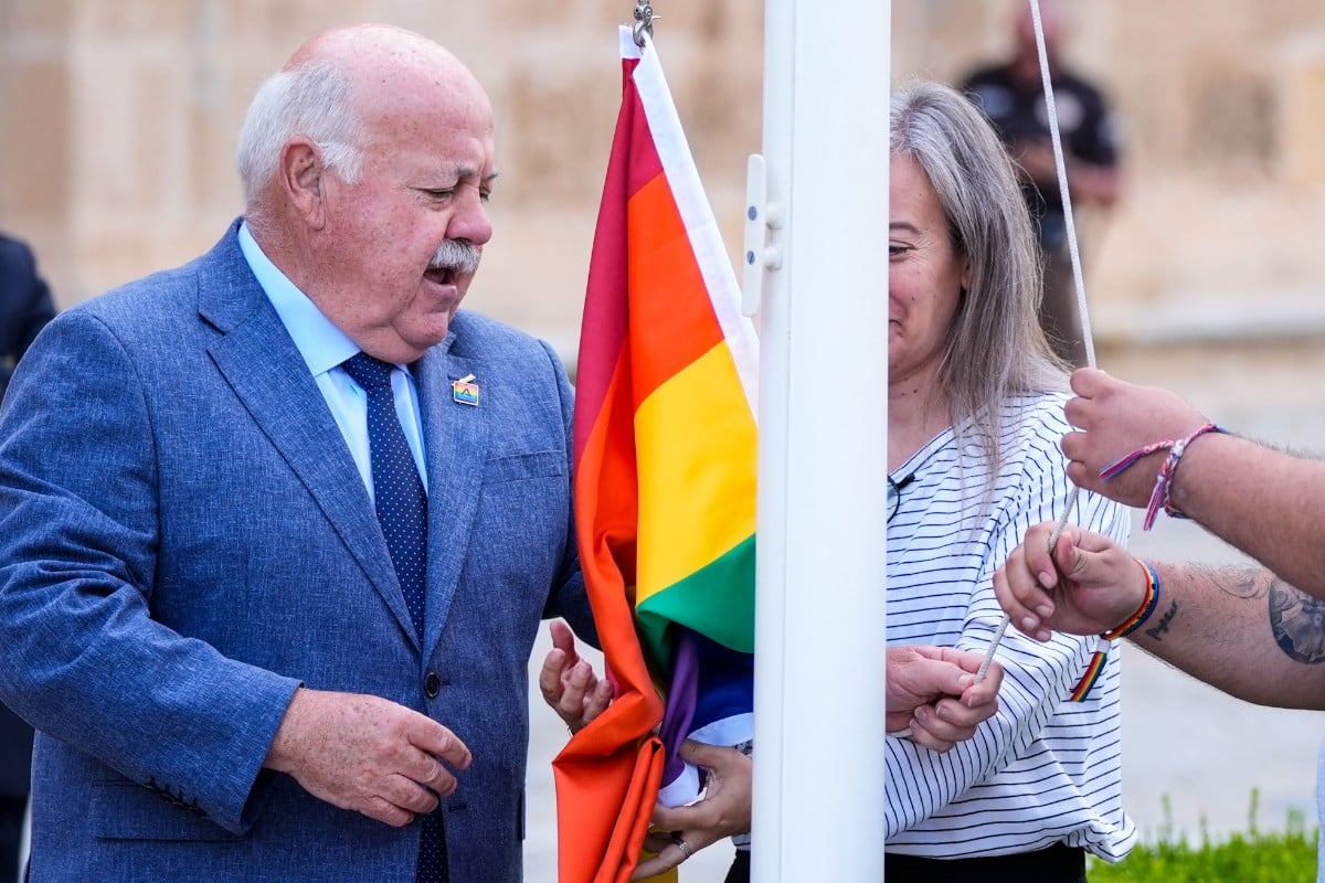El PP copia a la izquierda e iza la bandera del lobby LGTBI en el Parlamento andaluz