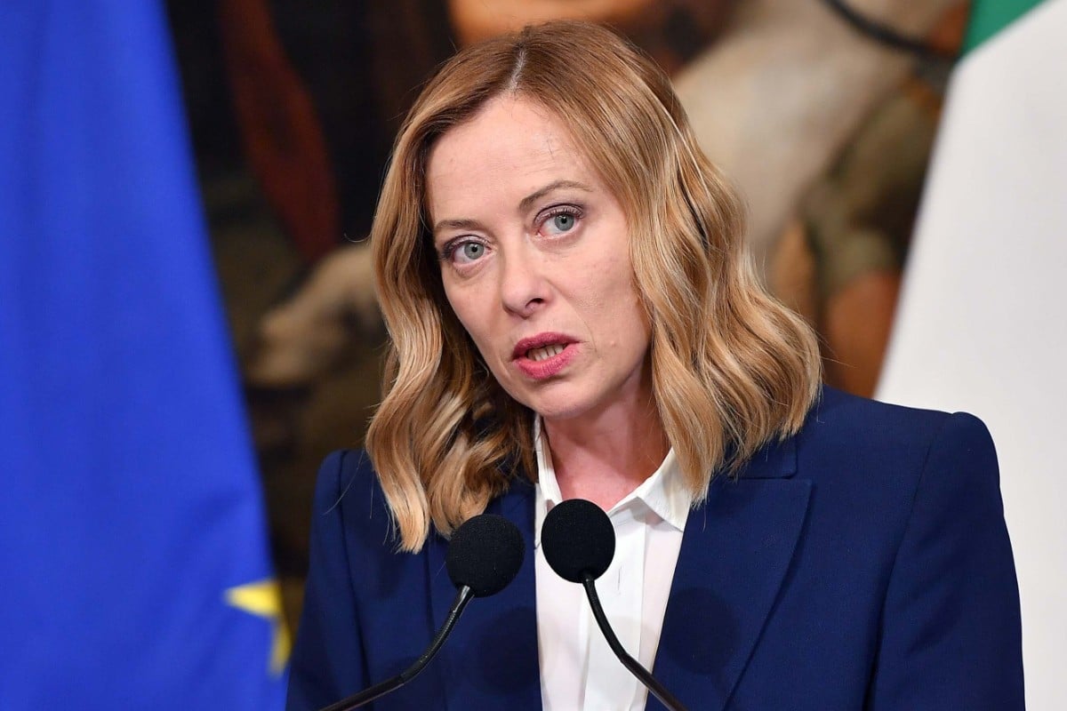 Giorgia Meloni critica la coalición entre populares y socialistas, y exige la «desburocratización» de la UE