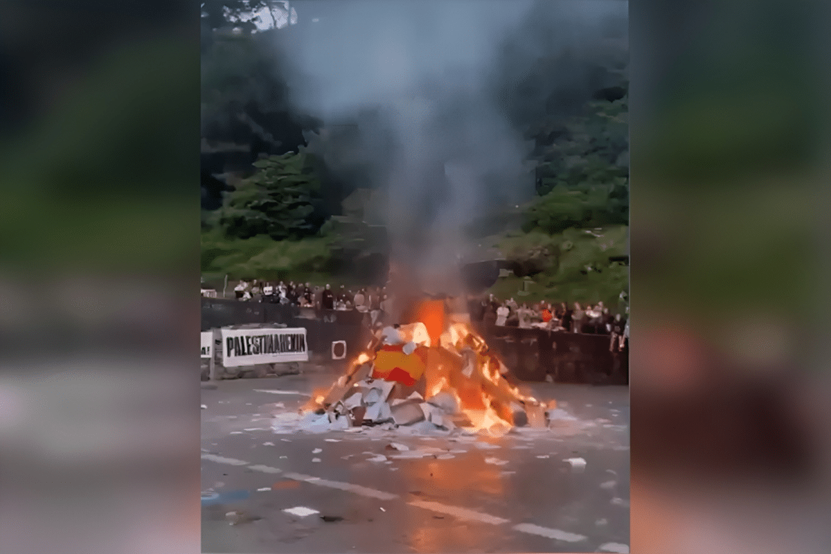 Jóvenes queman banderas de España e Israel en San Sebastián como hoguera en la noche de San Juan