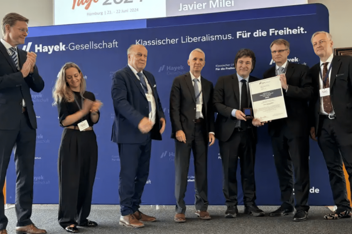 Javier Milei recibe el Premio de la Sociedad Hayek en Alemania entre protestas de la extrema izquierda