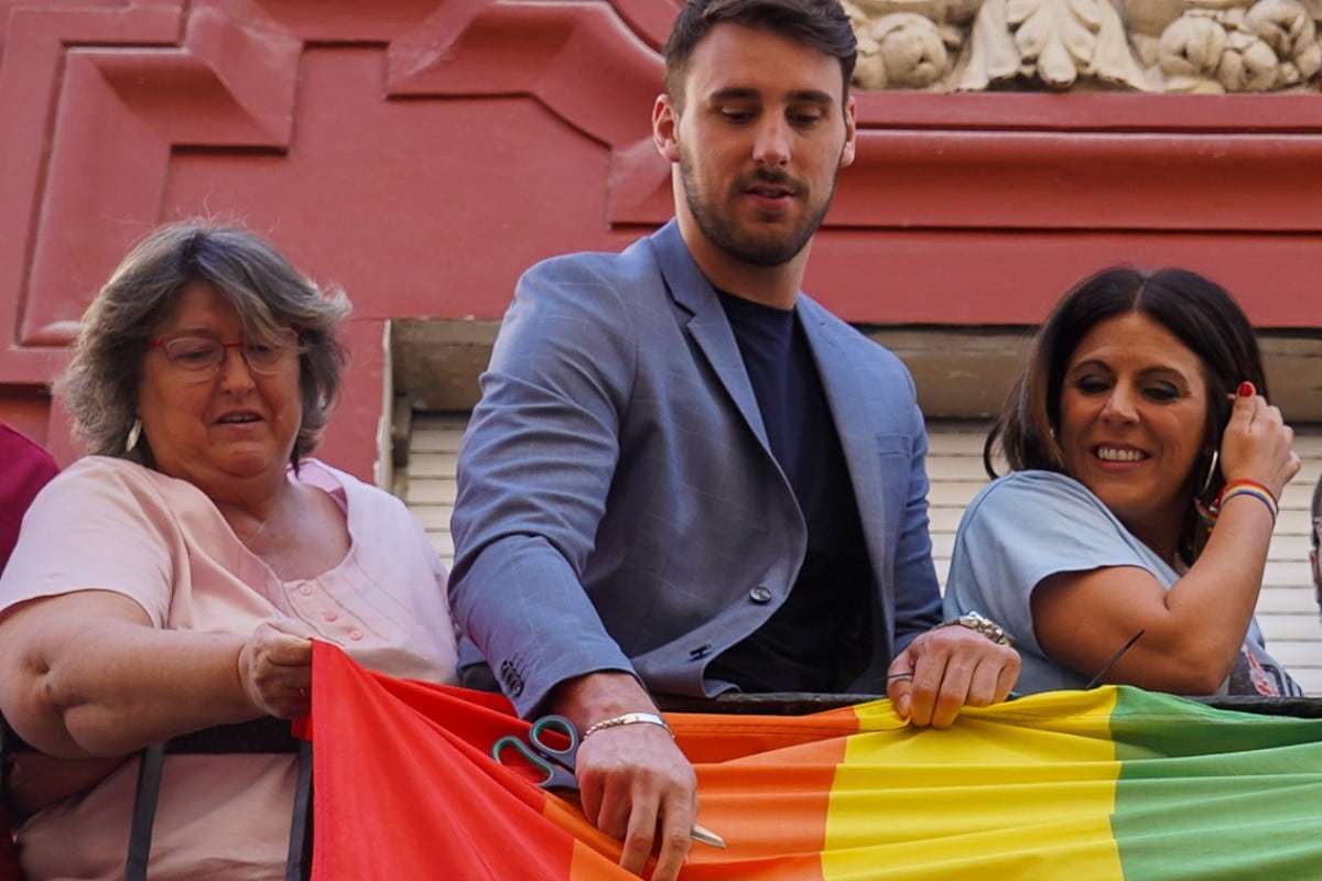 El secretario LGTBI del PSOE fue expulsado de un partido de waterpolo por  mandar 