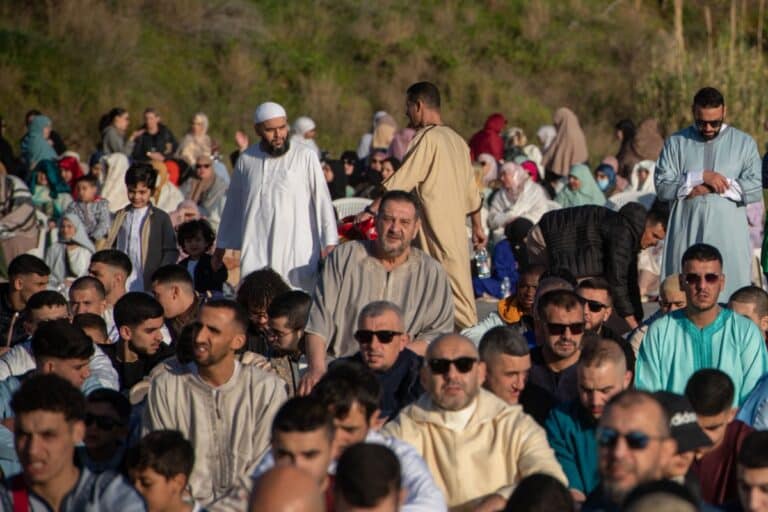 La población residente en España llega a casi 48,8 millones en el