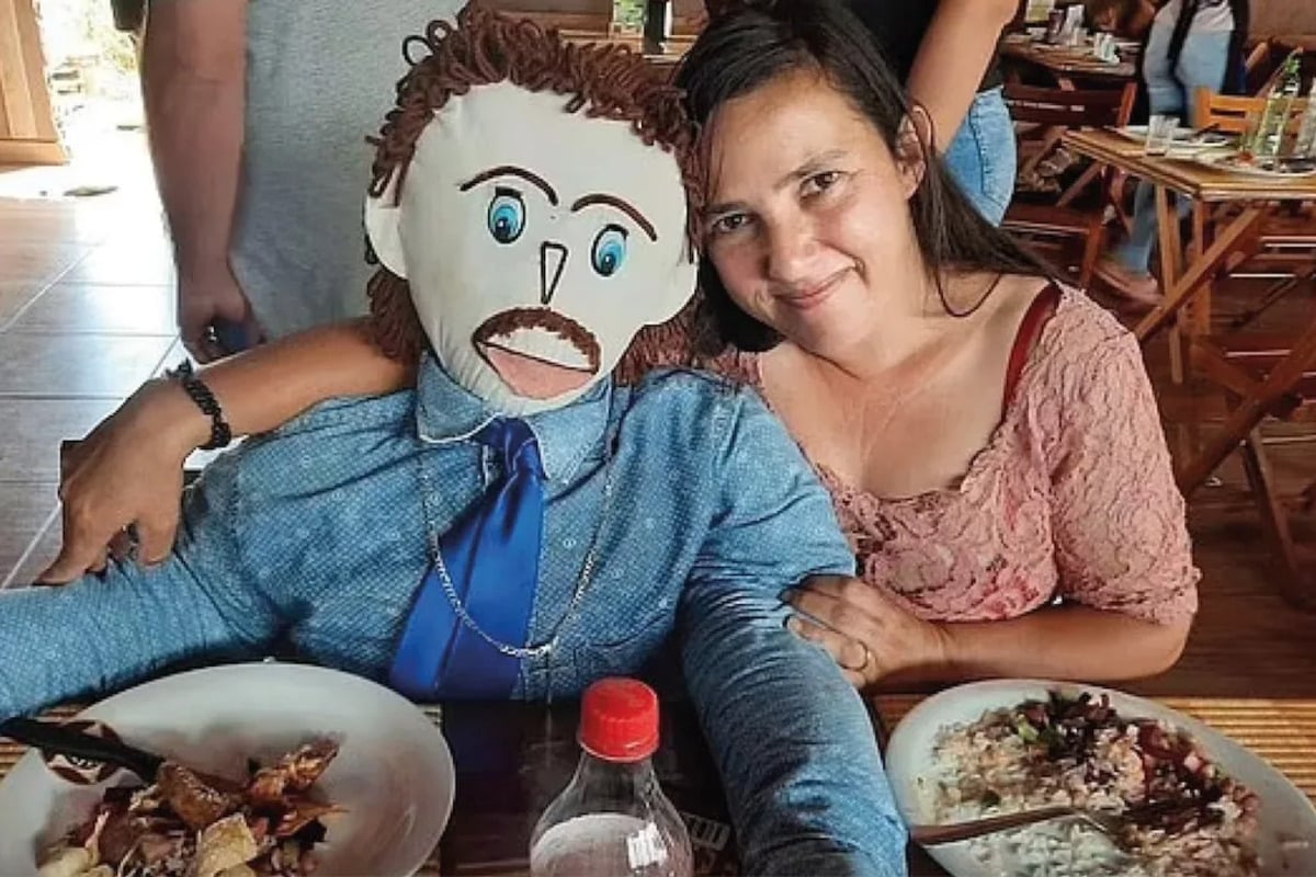 Una mujer brasileña dice estar casada con un muñeco de trapo y tener tres hijos: «Me fue infiel y le perdoné porque le amo»
