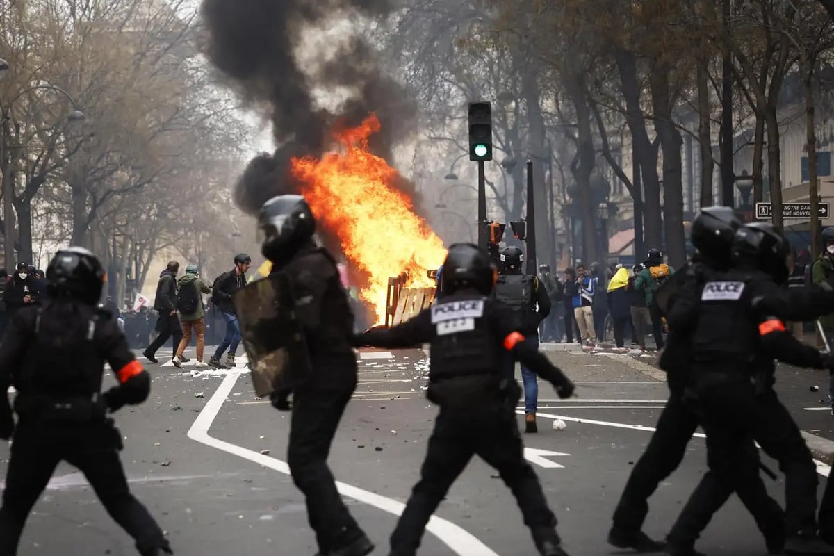 Un grupo de extrema izquierda enciende una hoguera y canta a favor de quemar votantes conservadores en Francia