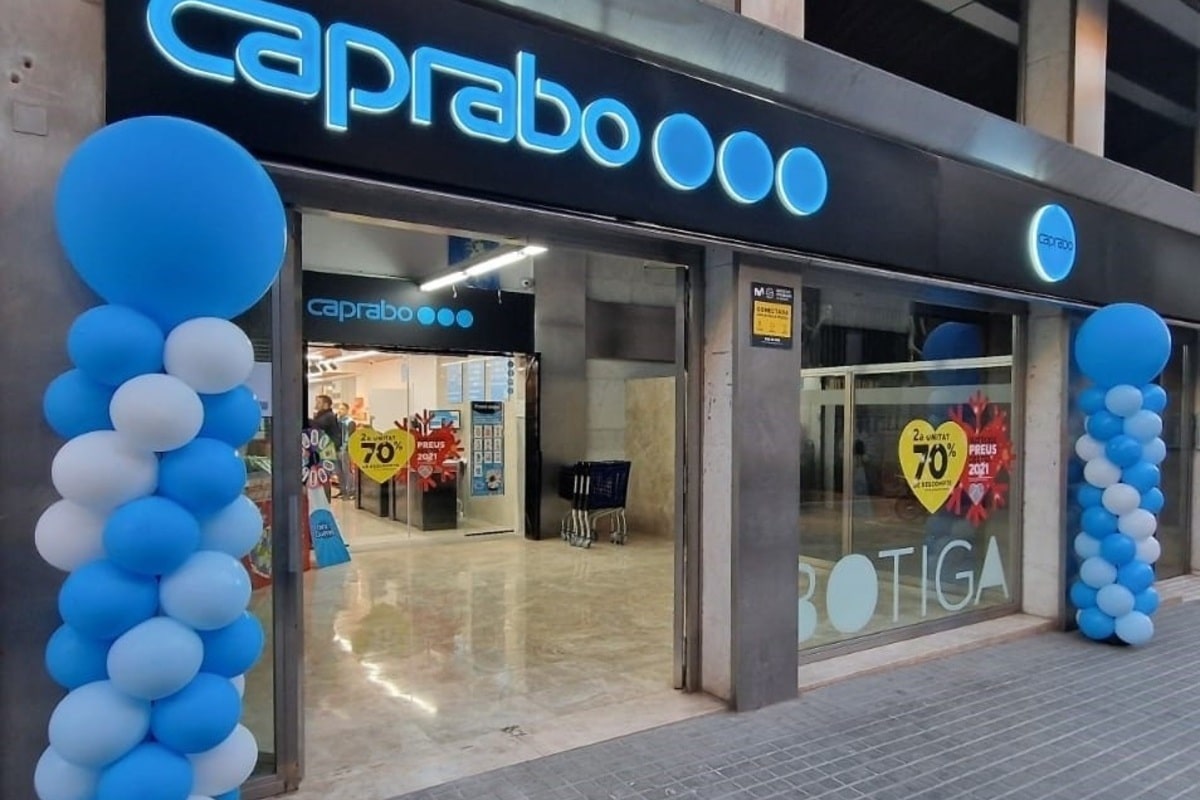 Dos encapuchados atracan un supermercado en Cataluña con un AK-47 y se dan a la fuga