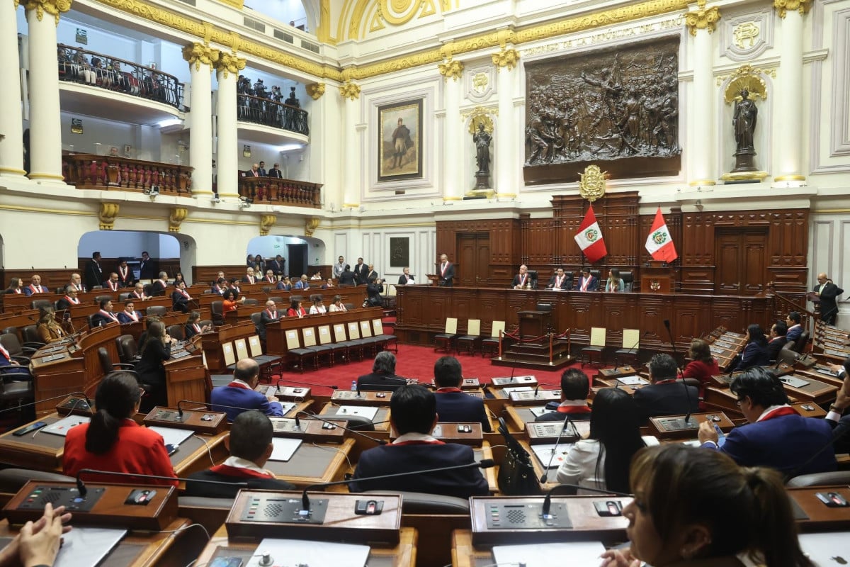 El Congreso de Perú aprueba una ley que respalda la acción militar contra el terrorismo durante los ochenta y noventa