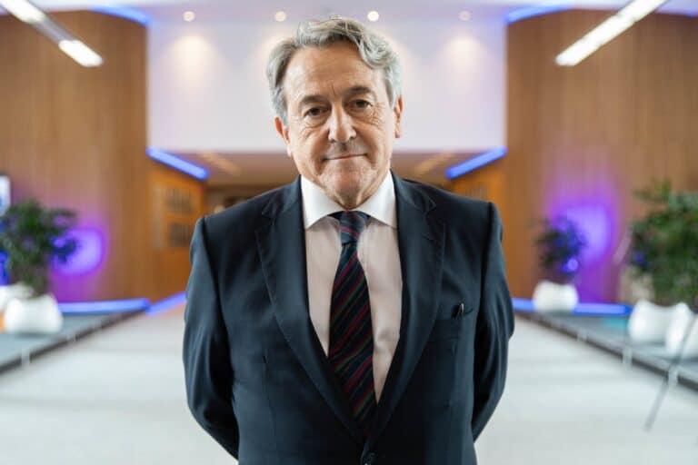 Hermann Tertsch (VOX) denuncia la complicidad de Bruselas con la tiranía comunista de Cuba y recuerda que el PSOE es «un satélite y un lacayo» de los Castro y Díaz-Canel