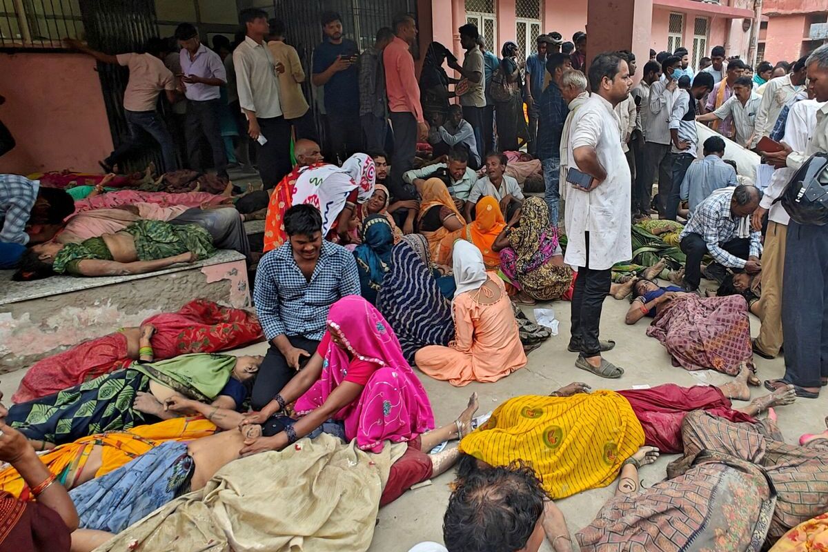 Más de 50 muertos por una estampida en un encuentro religioso en el norte de India