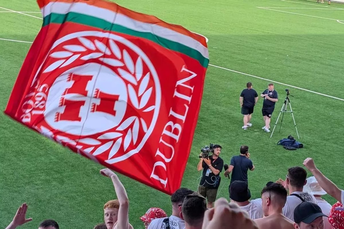 Aficionados irlandeses cantan «Gibraltar es español» durante un partido de fútbol en el Peñón