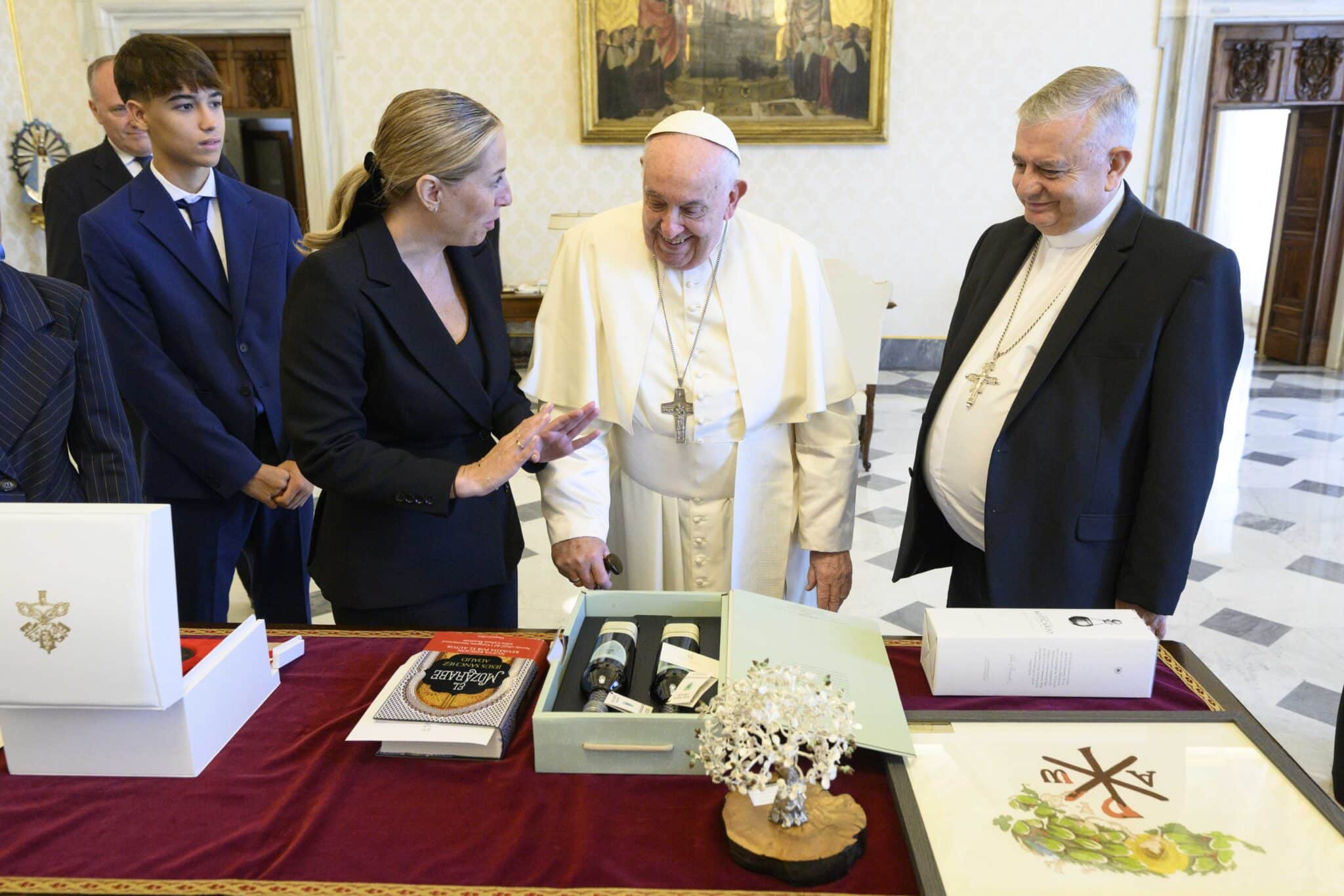 El Papa recibe a la presidenta de la Junta de Extremadura y Guardiola invita al Pontífice a Guadalupe