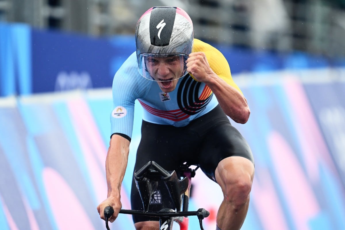 El belga Remco Evenepoel gana la ruta y firma un doblete histórico en París