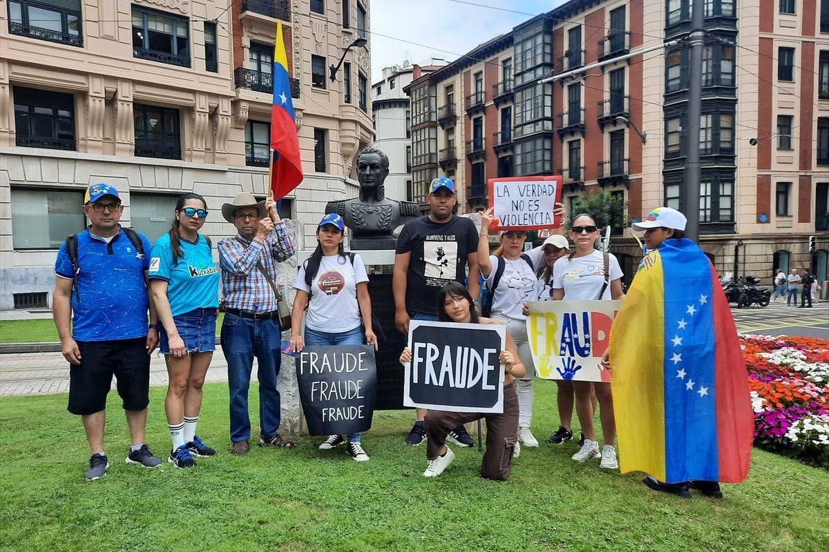 Decenas de venezolanos protestan en Bilbao contra el fraude electoral perpetrado por Nicolás Maduro