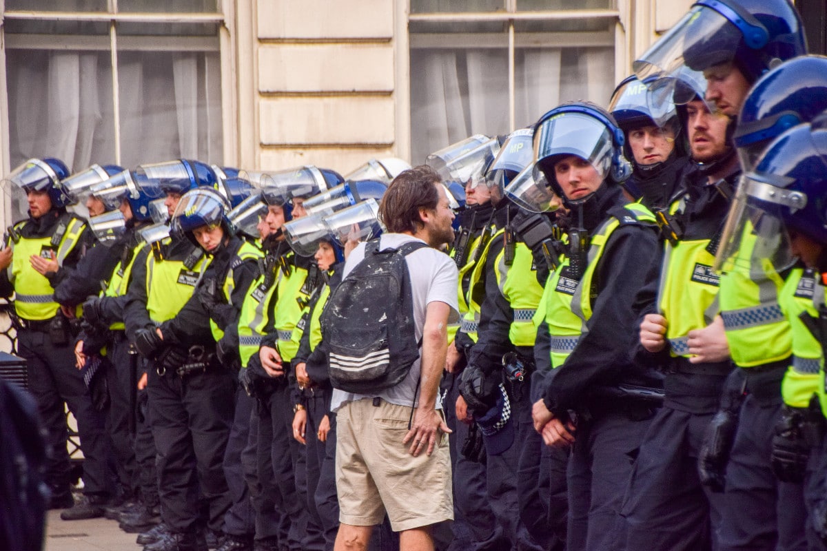 Los patriotas británicos destruyen los hoteles donde el Gobierno aloja a los inmigrantes ilegales
