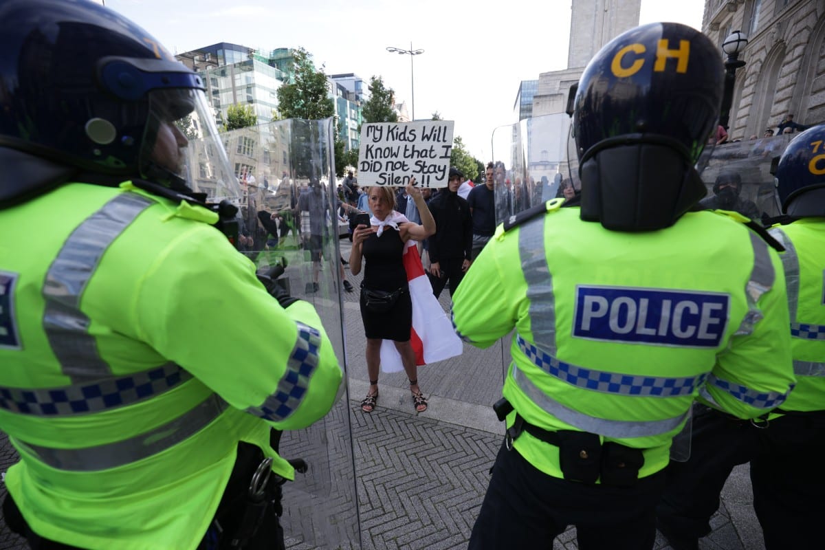 La Policía británica amenaza con arrestar a los patriotas que se manifiestan contra la inmigración ilegal