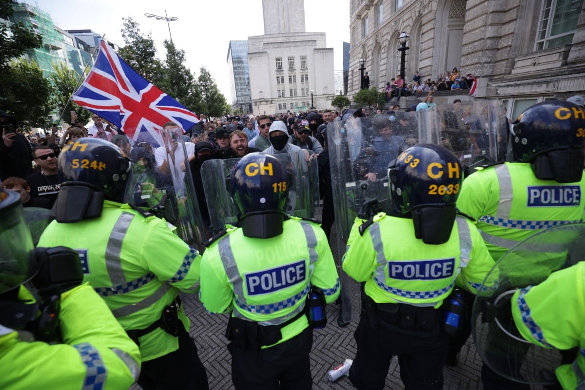 Los patriotas británicos comienzan cuatro nuevas protestas contra la inmigración después de que más de 90 personas fueran detenidas