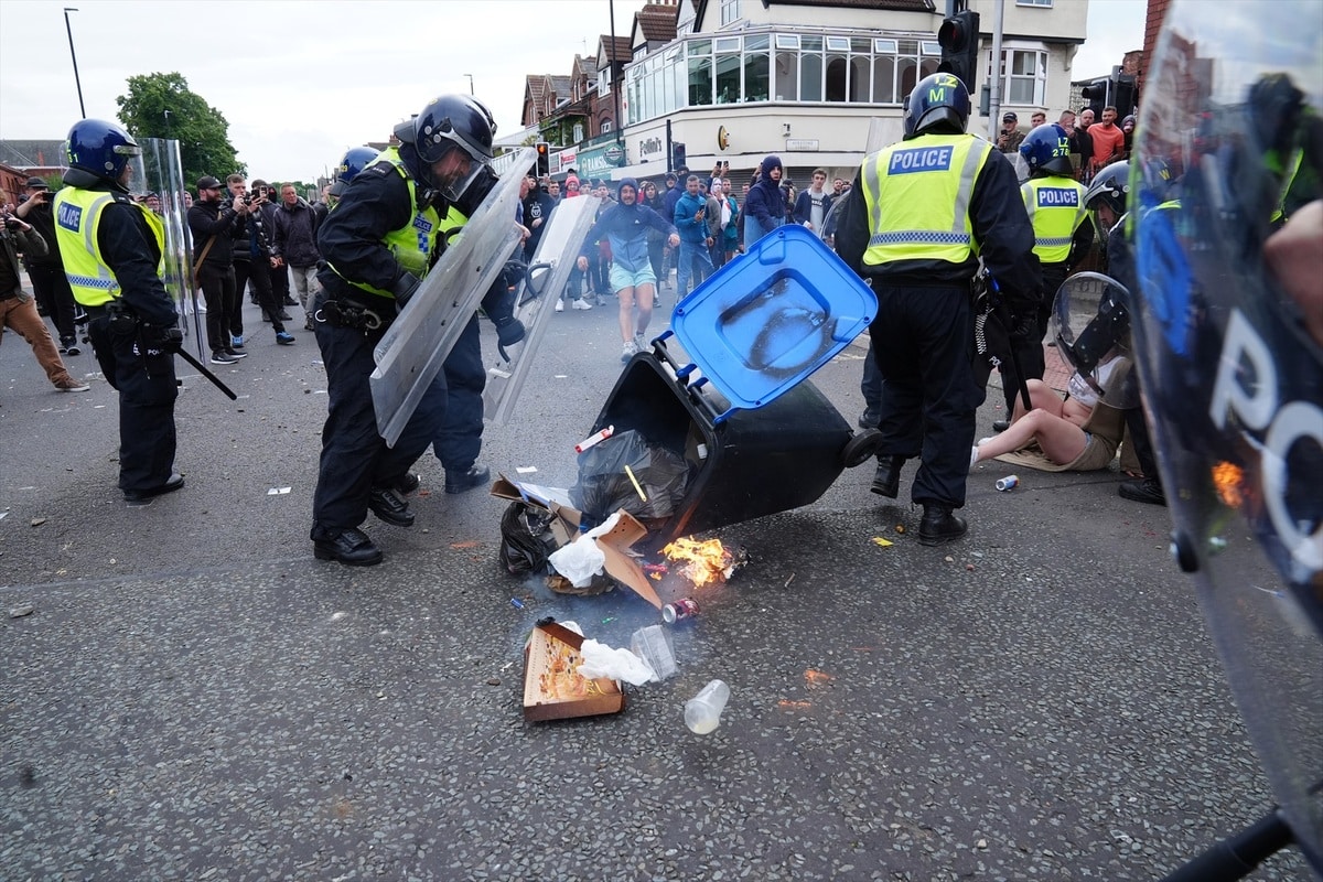 Un joven de 15 años podría enfrentarse a 10 años de prisión por «disturbios» en las protestas contra la inmigración ilegal en Reino Unido