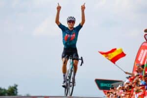 Castrillo firma un emotivo primer triunfo español en La Vuelta, el día de la muerte de Manolo Azcona