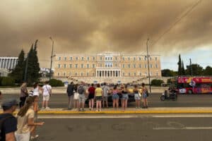 Varias localidades evacuadas por un incendio forestal que avanza sin control hacia Atenas