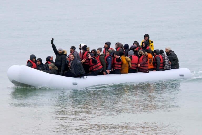 El Gobierno británico ofrecerá hasta 40.000 libras a familias de solicitantes de asilo rechazados para que abandonen el país