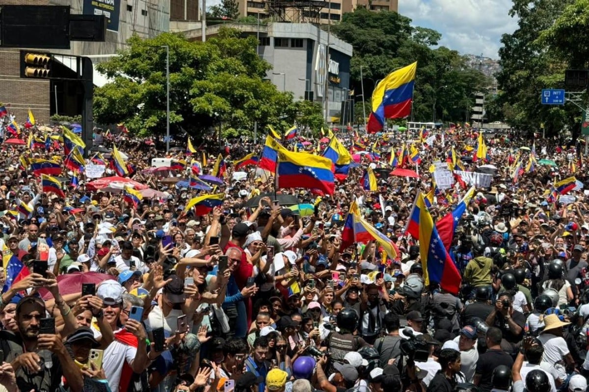 Miles de venezolanos acompañan a María Corina Machado en Caracas en la gran protesta «por la verdad» y frente al régimen de Maduro