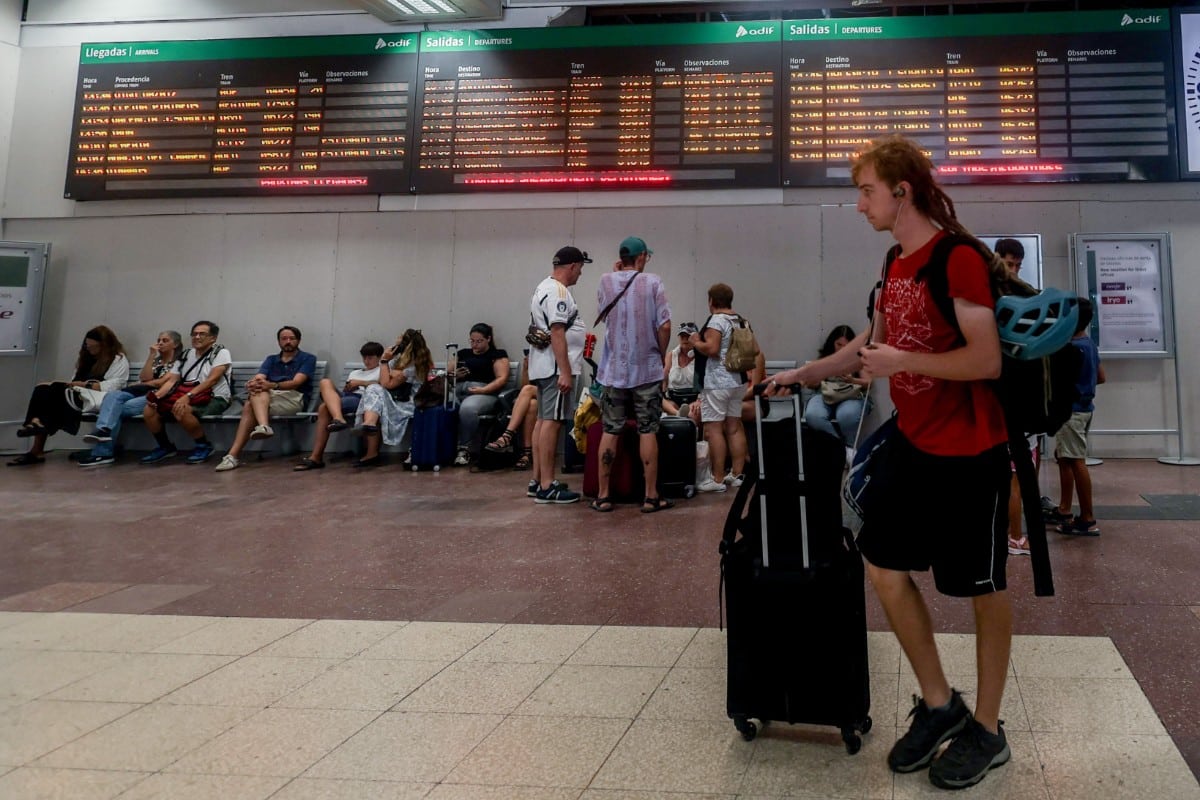 Un tren Madrid-Sevilla se queda casi tres horas parado por una avería y con los pasajeros sin aire acondicionado