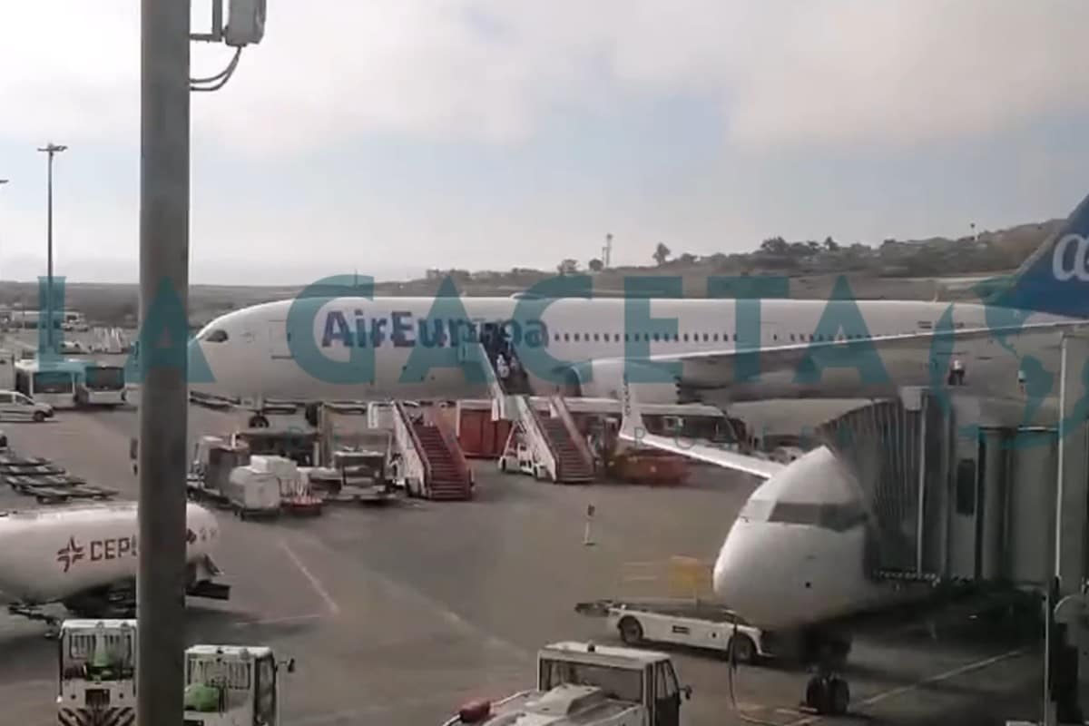 Un avión de Air Europa traslada de Tenerife a Madrid a 296 inmigrantes ilegales subsaharianos y magrebíes