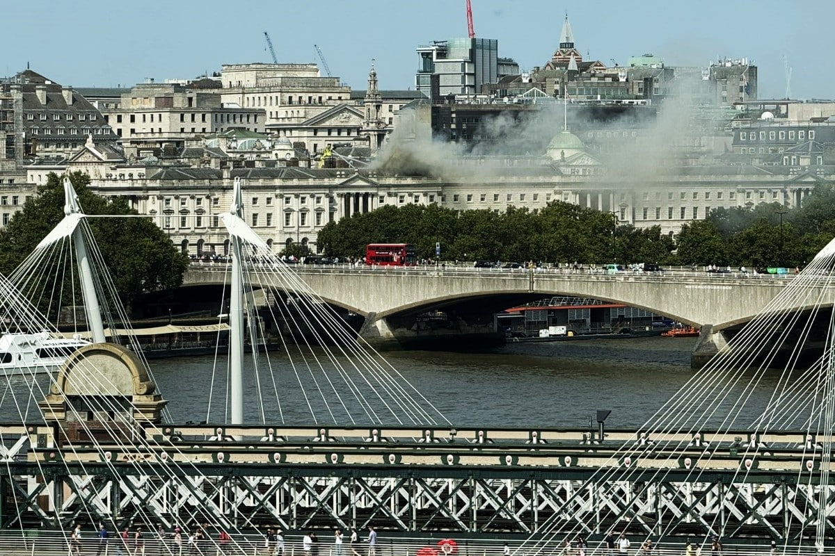 Más de 70 bomberos tratan de apagar un incendio en el histórico edificio Somerset House de Londres