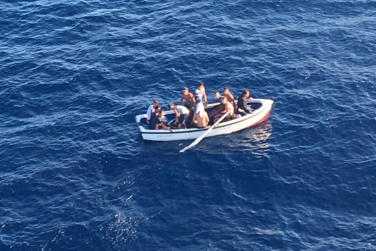 Interceptados 15 inmigrantes ilegales magrebíes a bordo de una patera cerca de la playa de La Caleta de Cádiz