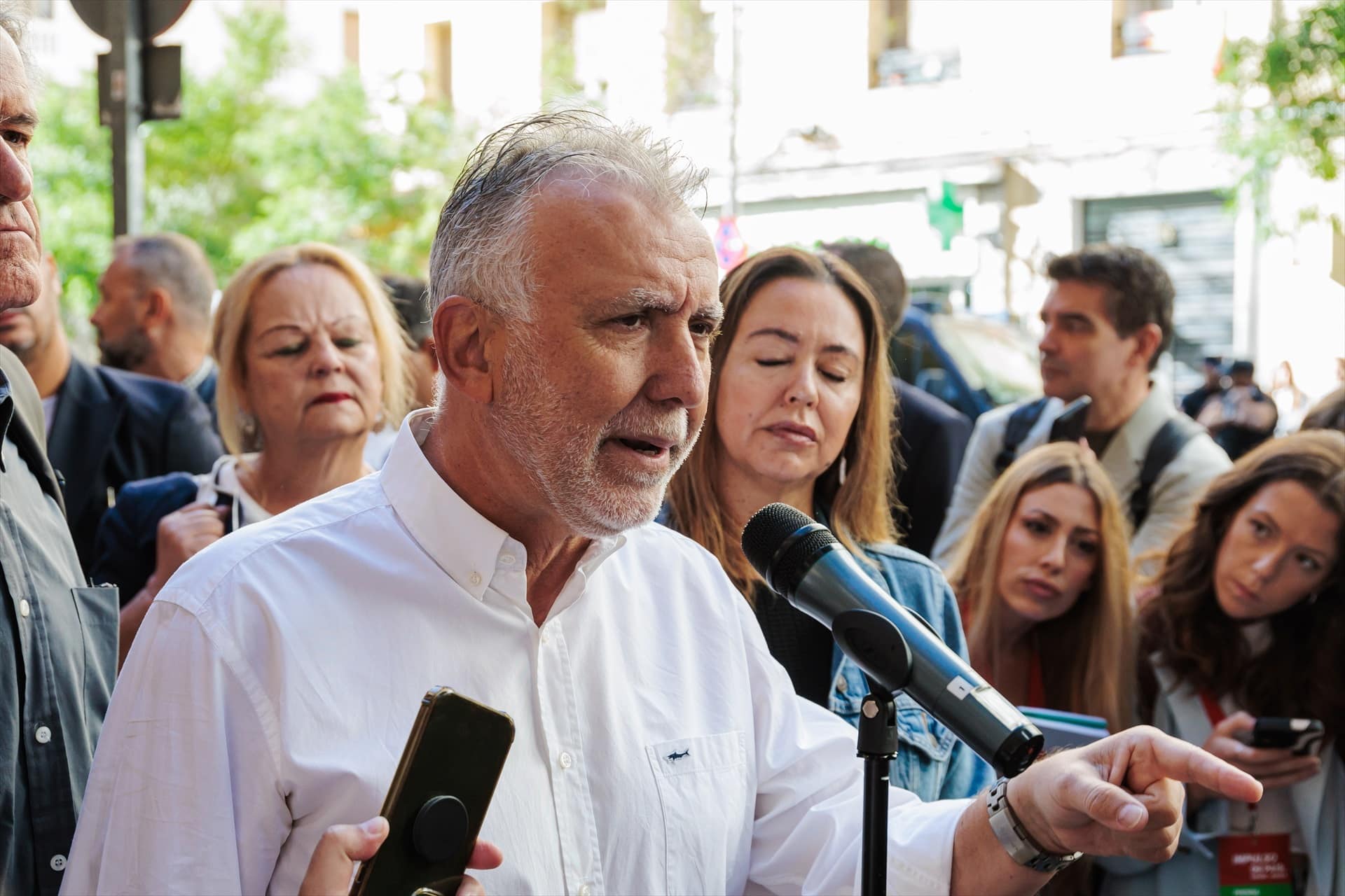 Torres afirma que no hay «ningún tipo de acuerdo» entre gobiernos por el asilo de Edmundo González ante el silencio de Zapatero