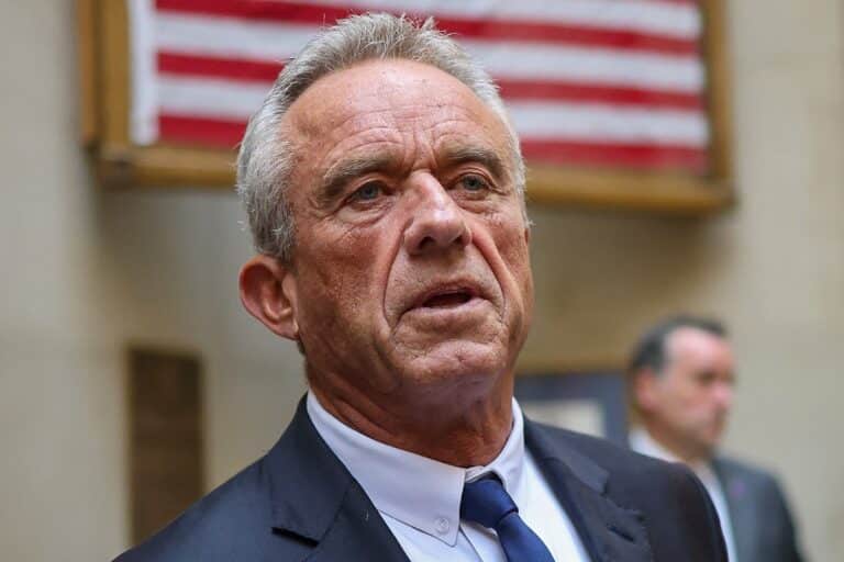 Robert F. Kennedy Jr. paraliza la financiación de vacunas de ARNm por dudas sobre su eficacia y sus riesgos