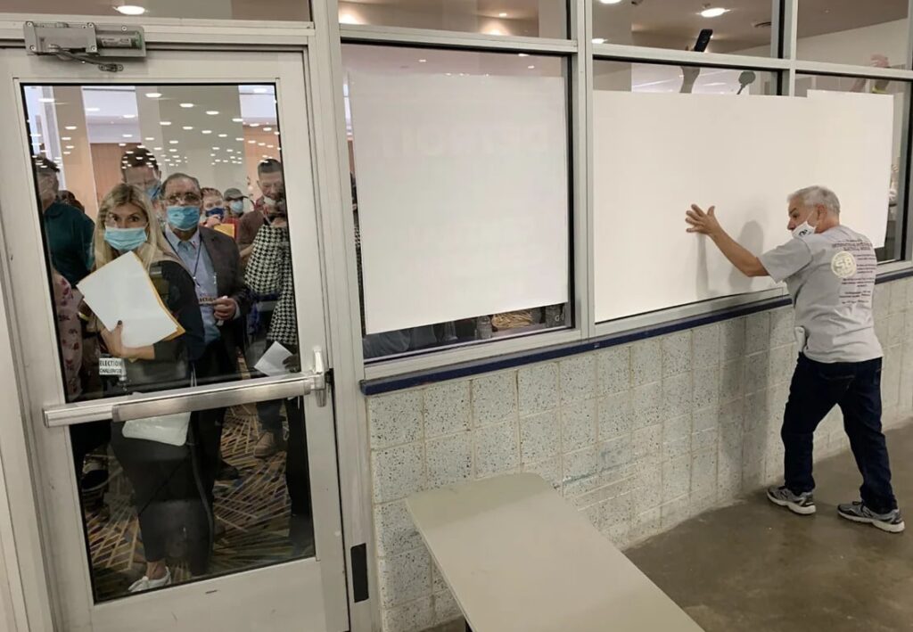 En Míchigan hay 500.000 votantes registrados más que ciudadanos con derecho a voto