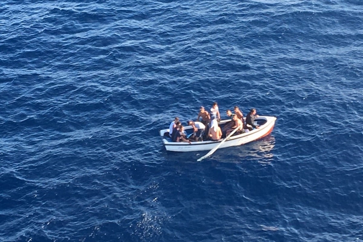 Dos nuevas pateras llegan a las Islas Baleares y sus patrones encapuchados se enfrentan a golpes a la Guardia Civil