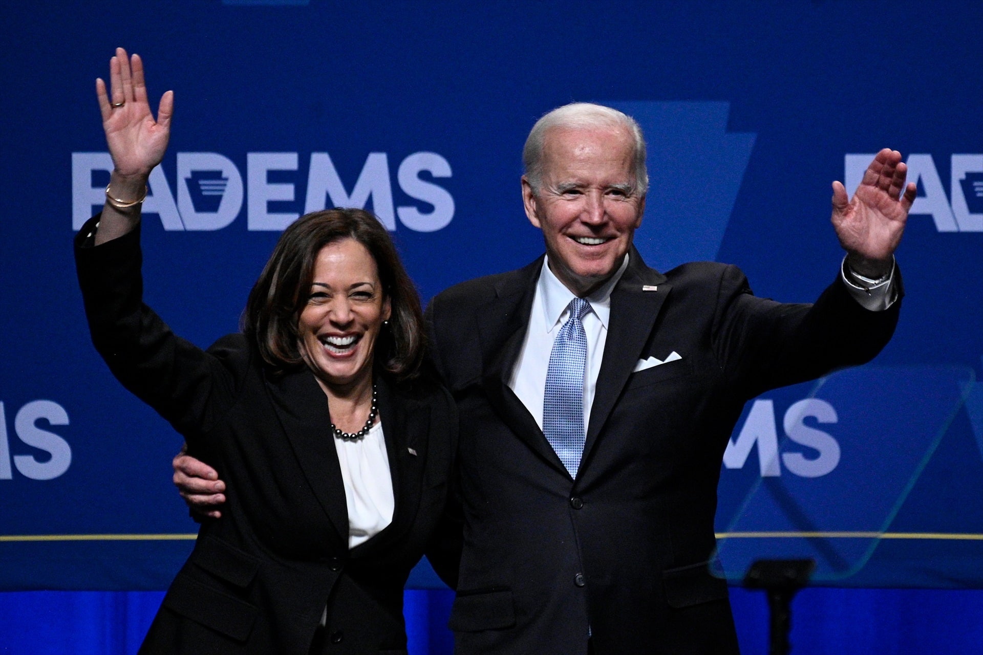 La Administración Biden impulsa una norma para quitar la custodia a padres que no reconozcan la transexualidad de sus hijos