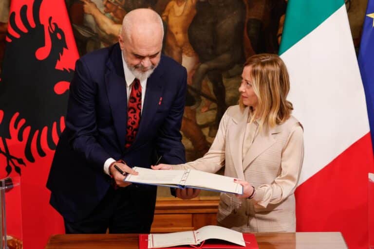 El Gobierno de Meloni estrena su plan de repatriaciones de inmigrantes ilegales a Albania