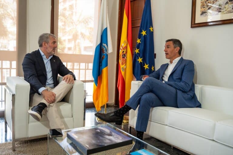 El presidente de Canarias anuncia que el Gobierno dará 100 millones más para abordar la avalancha migratoria