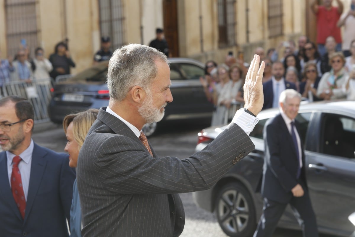 El Rey Felipe VI es recibido por el príncipe Faisal bin Hussein a su llegada a Jordania
