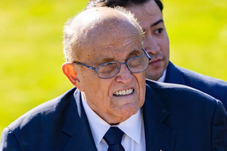 Un juez ordena a Giuliani entregar parte de sus bienes a dos trabajadoras electorales de Georgia