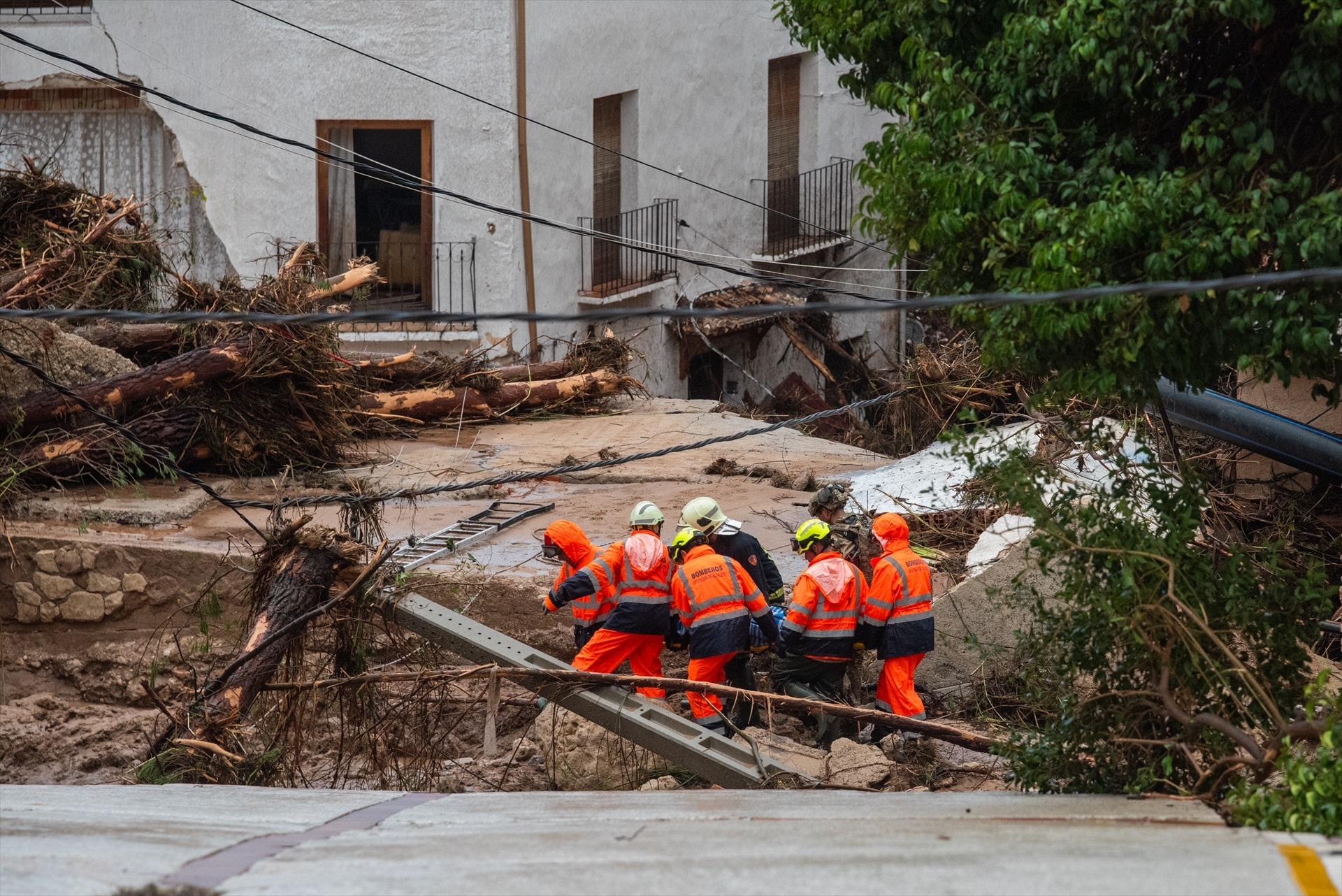 Alerta roja en la Comunidad Valenciana entre tornados e inundaciones que sacuden a decenas de familias