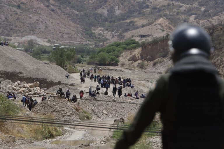 Grupos afines a Evo Morales reaccionan a la «persecución» en su contra bloqueando carreteras