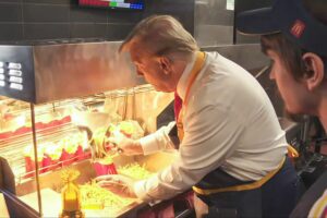 Trump prepara patatas fritas en un McDonald's de Pensilvania