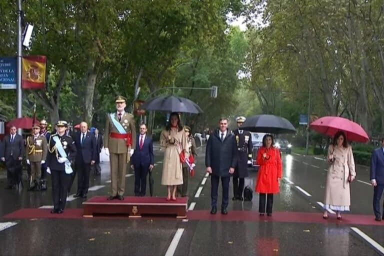 Sánchez no evita los abucheos en el desfile del 12-O pese a alejar al público de la tribuna