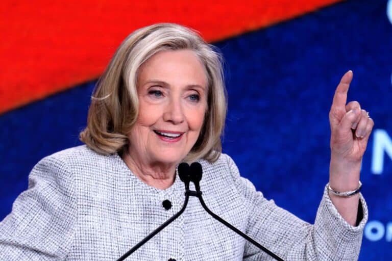 Hillary Clinton pide censura en las redes sociales para que las élites no pierdan el «control total»