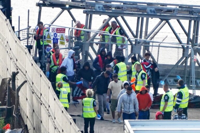 Sólo el 4% de los inmigrantes ilegales fueron devueltos en virtud del acuerdo entre Reino Unido y Francia vigente hasta el pasado mes de septiembre
