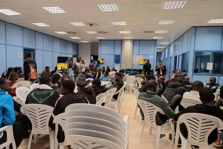 El Gobierno reactiva los aviones-patera desde Canarias hacia la Península: traslada a más de 750 inmigrantes ilegales a cinco vuelos