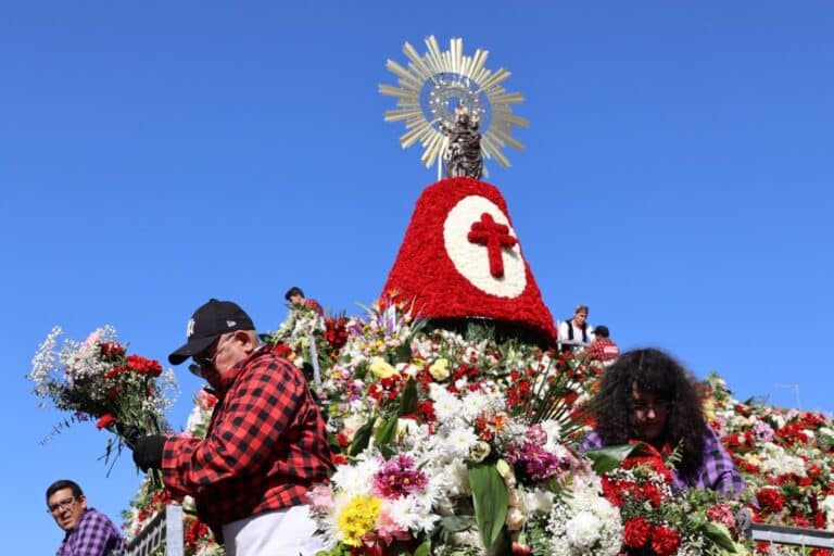 La ofrenda de flores a la Virgen del Pilar en Zaragoza registrará un nuevo récord de asistentes