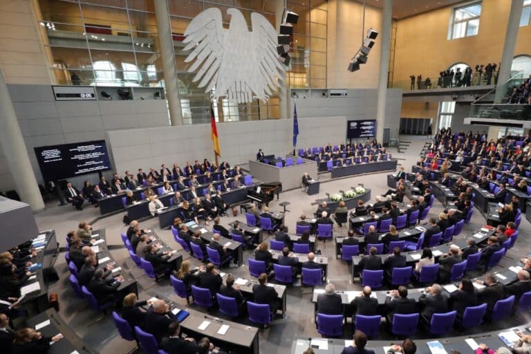 El escándalo por recurrir el líder de la CDU en el Bundestag al «vientre de alquiler» desata una gran crisis en el Gobierno de Merz