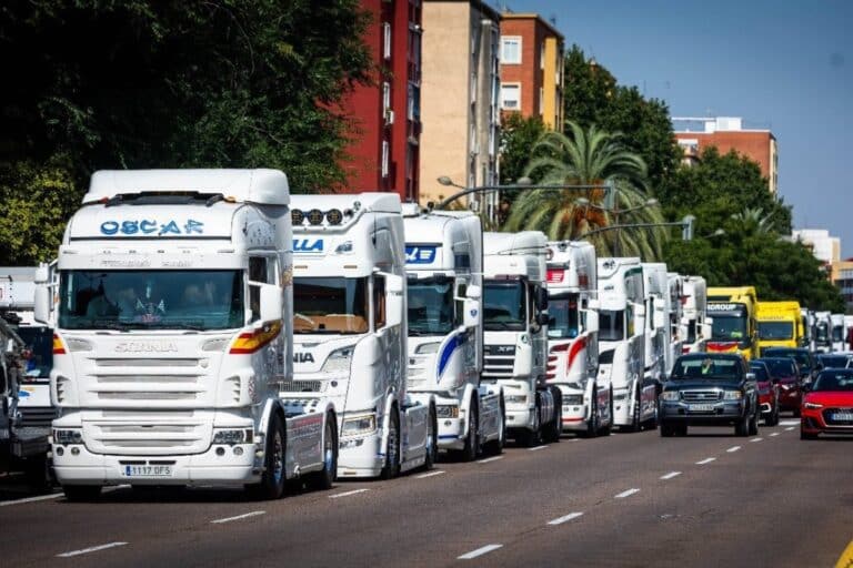 El sector del transporte estalla contra el Gobierno de Sánchez por unas ayudas «insuficientes» y anuncian movilizaciones masivas en toda España