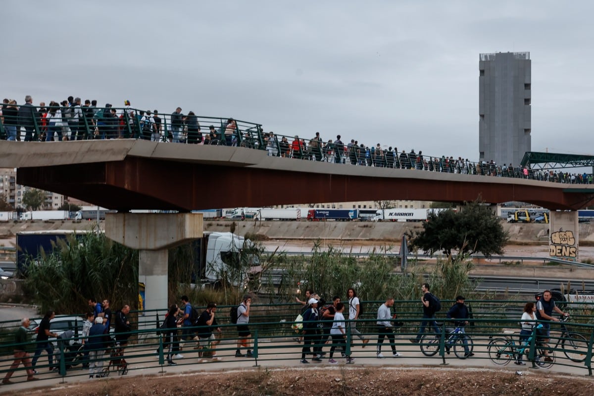 Miles de españoles colaboran en la ayuda a los afectados por la gota fría en Valencia