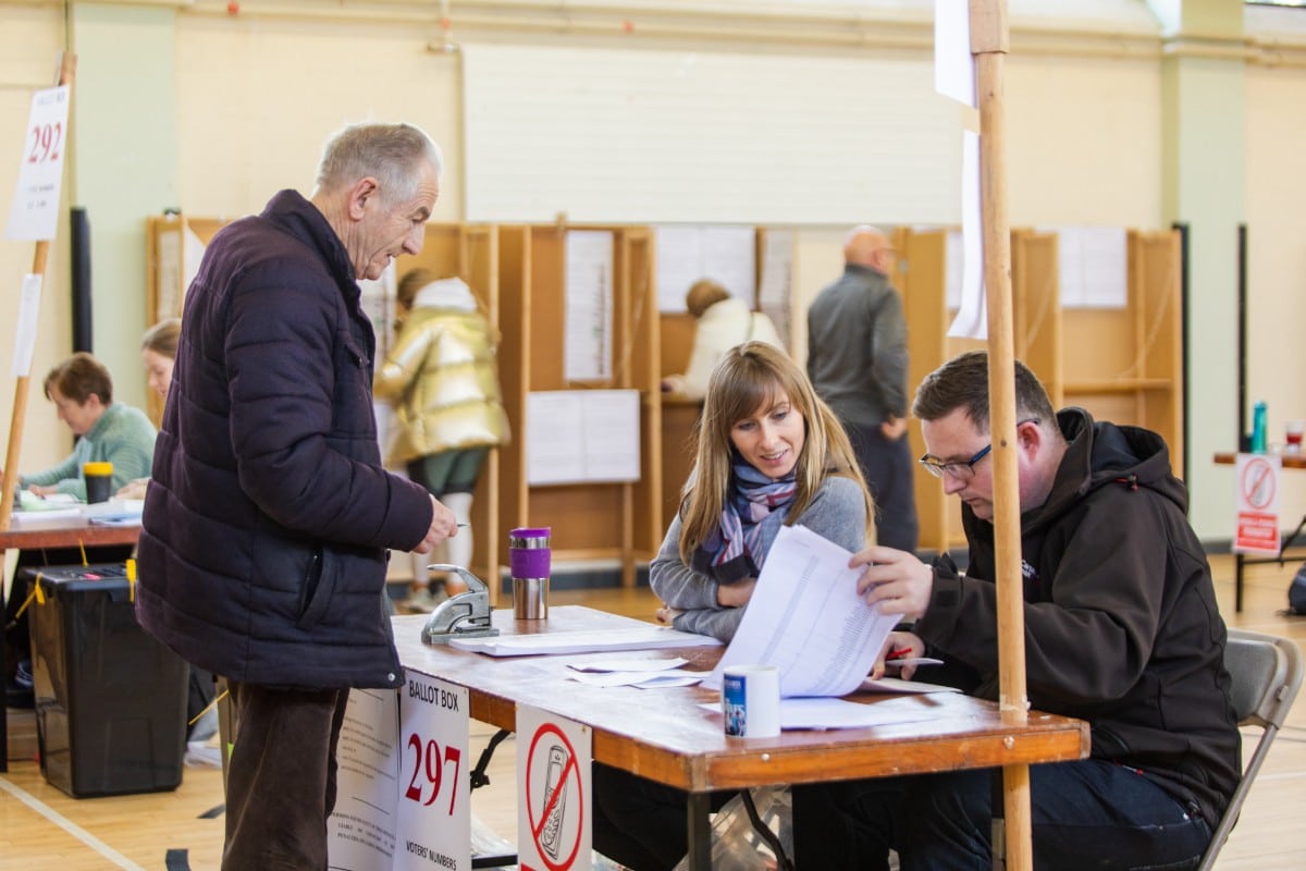 Abren los centros de votación para las elecciones generales en Irlanda