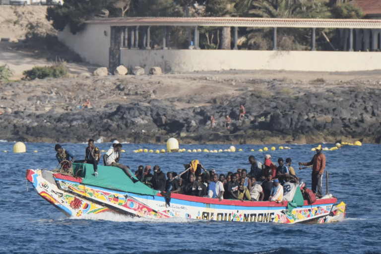 Detenidos cuatro individuos por patronear un cayuco que llegó a Gran Canaria desde Mauritania con 68 inmigrantes ilegales